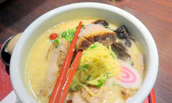 山頭火拉麵(京站店)：排隊有點火.吃完就消火的【山頭火拉麵/京站店】