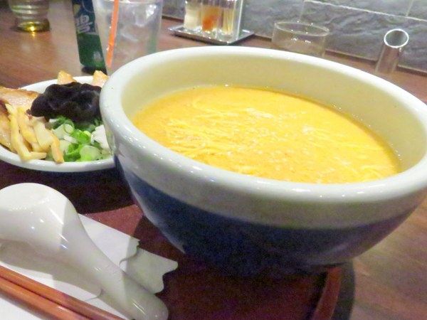 山頭火拉麵(京站店)：排隊有點火.吃完就消火的【山頭火拉麵/京站店】