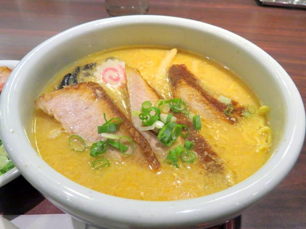 山頭火拉麵(京站店)：排隊有點火.吃完就消火的【山頭火拉麵/京站店】