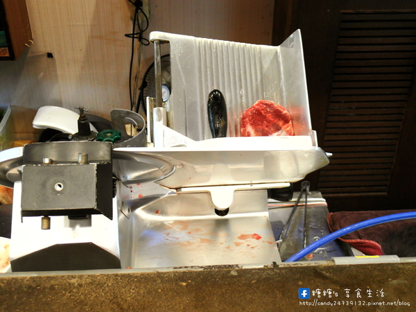 上泓園:〖台中│美食〗上泓園 ❤ 現場川燙生牛肉麵,肉質超級嫩~還有店家獨創混蛋麵!!冬天供應熱麵,夏天供應冷麵,一旁還附上美味的松板豬肉湯唷!!