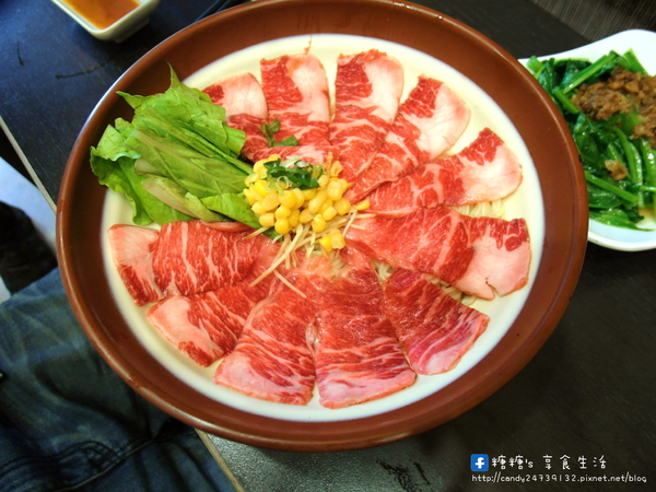 上泓園:〖台中│美食〗上泓園 ❤ 現場川燙生牛肉麵,肉質超級嫩~還有店家獨創混蛋麵!!冬天供應熱麵,夏天供應冷麵,一旁還附上美味的松板豬肉湯唷!!