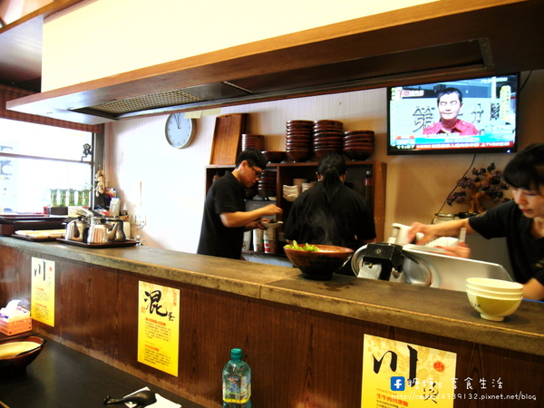 上泓園:〖台中│美食〗上泓園 ❤ 現場川燙生牛肉麵,肉質超級嫩~還有店家獨創混蛋麵!!冬天供應熱麵,夏天供應冷麵,一旁還附上美味的松板豬肉湯唷!!