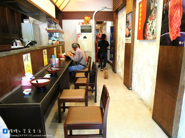 上泓園:〖台中│美食〗上泓園 ❤ 現場川燙生牛肉麵,肉質超級嫩~還有店家獨創混蛋麵!!冬天供應熱麵,夏天供應冷麵,一旁還附上美味的松板豬肉湯唷!!