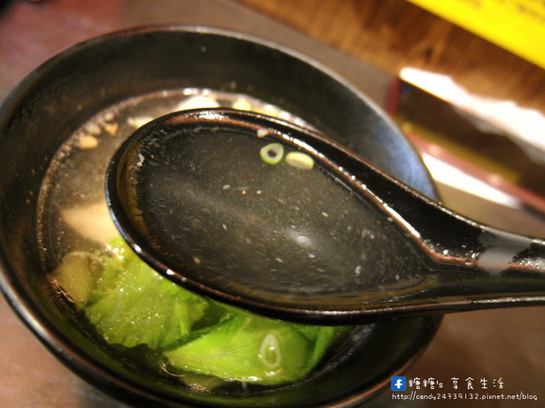 上泓園:〖台中│美食〗上泓園 ❤ 現場川燙生牛肉麵,肉質超級嫩~還有店家獨創混蛋麵!!冬天供應熱麵,夏天供應冷麵,一旁還附上美味的松板豬肉湯唷!!