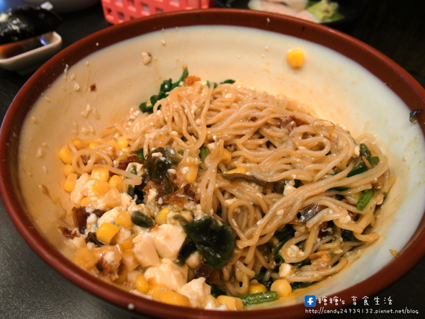 上泓園:〖台中│美食〗上泓園 ❤ 現場川燙生牛肉麵,肉質超級嫩~還有店家獨創混蛋麵!!冬天供應熱麵,夏天供應冷麵,一旁還附上美味的松板豬肉湯唷!!