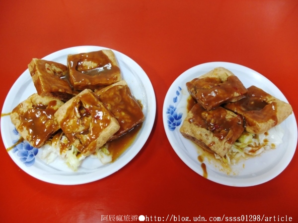 阿松臭豆腐:【美食特搜。台南新營區】阿松臭豆腐。創立於70年代的美味臭豆腐 甜辣醬汁挑逗人心