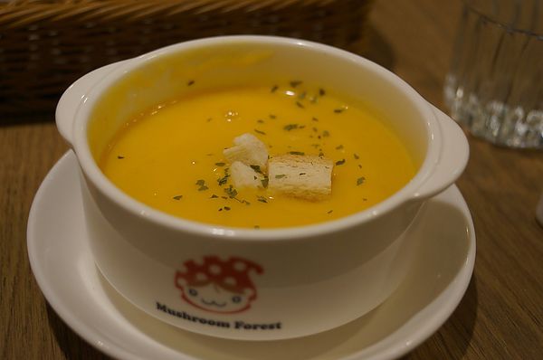 台北美食推薦-超大隻威尼斯茄汁墨魚麵在＂Mushroom Forest蘑菇森林義大利麵坊＂