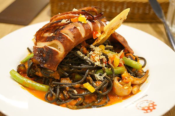 台北美食推薦-超大隻威尼斯茄汁墨魚麵在"Mushroom Forest蘑菇森林義大利麵坊"