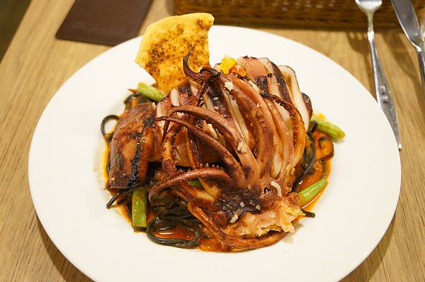 台北美食推薦-超大隻威尼斯茄汁墨魚麵在"Mushroom Forest蘑菇森林義大利麵坊"