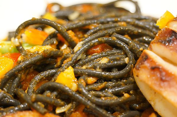 台北美食推薦-超大隻威尼斯茄汁墨魚麵在"Mushroom Forest蘑菇森林義大利麵坊"