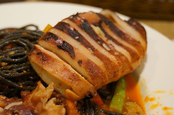 台北美食推薦-超大隻威尼斯茄汁墨魚麵在"Mushroom Forest蘑菇森林義大利麵坊"