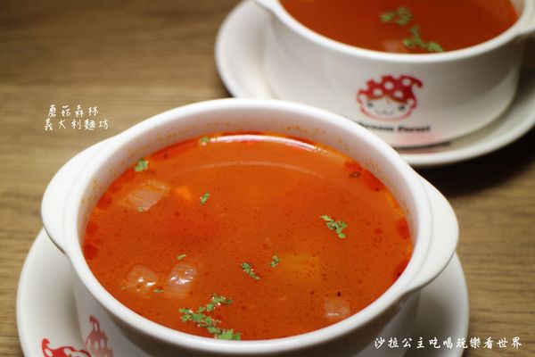 蘑菇森林義大利麵坊：吃排餐還是吃麵/中山大份量義大利麵『蘑菇森林義大利麵坊』捷運中山站