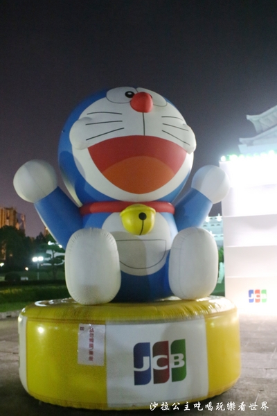 哆啦A夢地景：JCB中正紀念堂/萬支風車打造『哆啦A夢地景』捷運中正紀念堂站