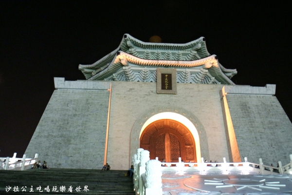 哆啦A夢地景：JCB中正紀念堂/萬支風車打造『哆啦A夢地景』捷運中正紀念堂站