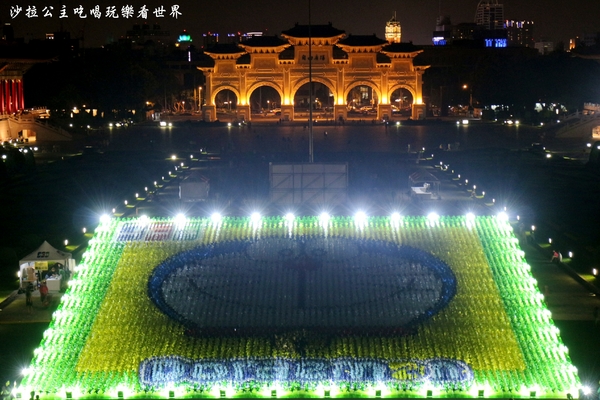 哆啦A夢地景：JCB中正紀念堂/萬支風車打造『哆啦A夢地景』捷運中正紀念堂站