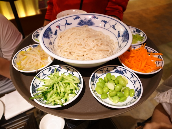 餡老滿(南港旗艦店)：<食記> 藏身辦公大樓中的豪華宮廷北京菜～視覺兼味覺饗宴阿！！！