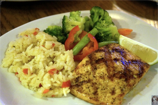 澳美客Outback Steakhouse(台北敦化店)：[試吃] 友善餐廳 澳美客牛排 outback (敦北店)~炭火烤的好滋味