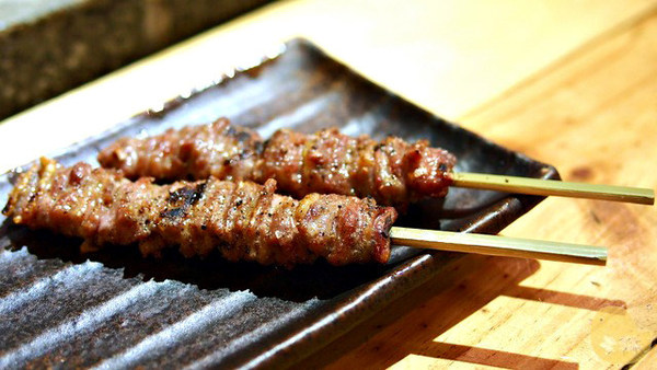 手串本舖串燒：【試吃】《手串本铺》手灑鹽花及950度熱情的職人串燒