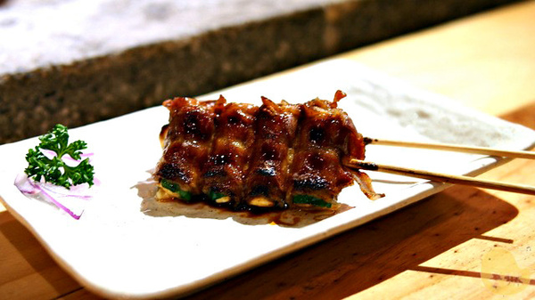 手串本舖串燒：【試吃】《手串本铺》手灑鹽花及950度熱情的職人串燒