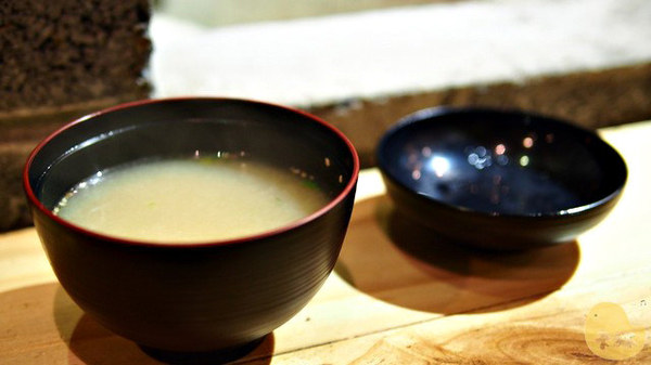 手串本舖串燒：【試吃】《手串本铺》手灑鹽花及950度熱情的職人串燒