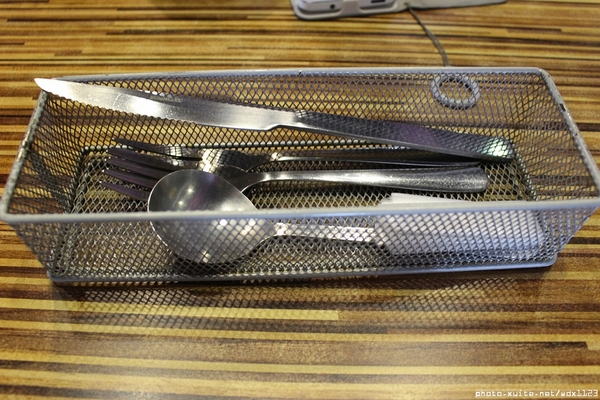 艾可先生漢堡餐廳(勤美店)：艾可先生漢堡餐廳(勤美店)~價格實惠‧學生最❤~103.06.30