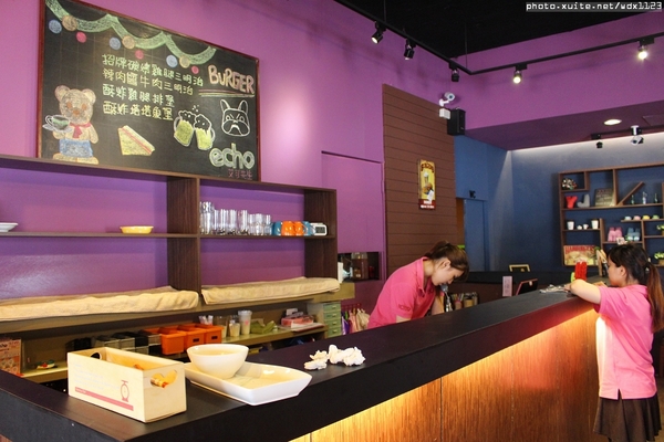 艾可先生漢堡餐廳(勤美店)：艾可先生漢堡餐廳(勤美店)~價格實惠‧學生最❤~103.06.30