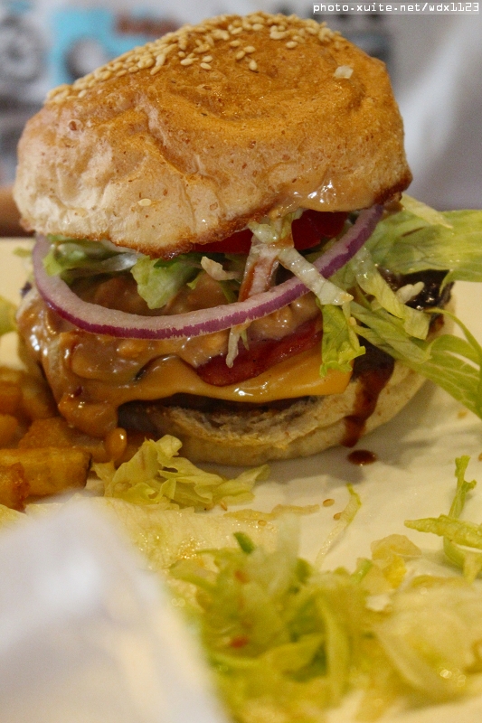 艾可先生漢堡餐廳(勤美店)：艾可先生漢堡餐廳(勤美店)~價格實惠‧學生最❤~103.06.30