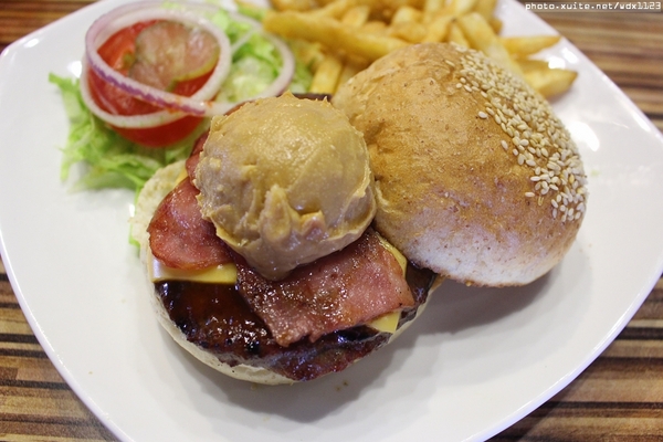 艾可先生漢堡餐廳(勤美店)：艾可先生漢堡餐廳(勤美店)~價格實惠‧學生最❤~103.06.30