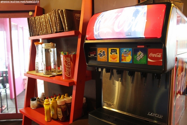 艾可先生漢堡餐廳(勤美店)：艾可先生漢堡餐廳(勤美店)~價格實惠‧學生最❤~103.06.30