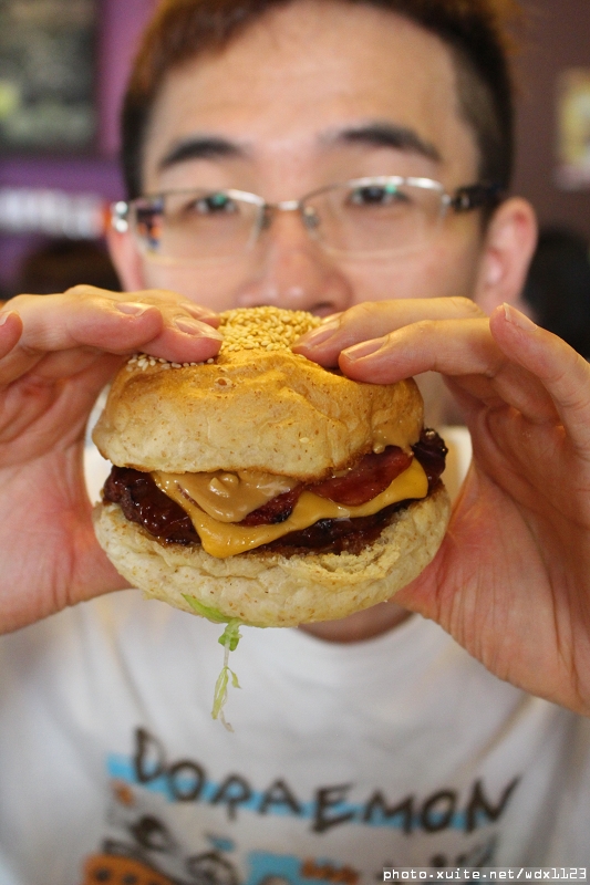 艾可先生漢堡餐廳(勤美店)：艾可先生漢堡餐廳(勤美店)~價格實惠‧學生最❤~103.06.30