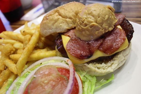 艾可先生漢堡餐廳(勤美店)：艾可先生漢堡餐廳(勤美店)~價格實惠‧學生最❤~103.06.30