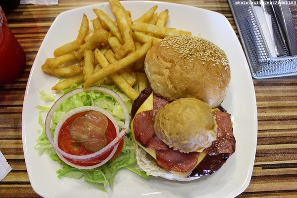 艾可先生漢堡餐廳(勤美店)：艾可先生漢堡餐廳(勤美店)~價格實惠‧學生最❤~103.06.30