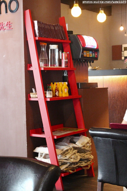 艾可先生漢堡餐廳(勤美店)：艾可先生漢堡餐廳(勤美店)~價格實惠‧學生最❤~103.06.30