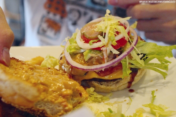 艾可先生漢堡餐廳(勤美店)：艾可先生漢堡餐廳(勤美店)~價格實惠‧學生最❤~103.06.30