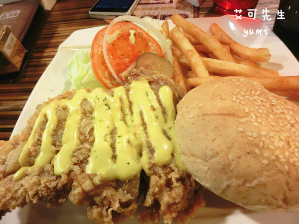 艾可先生漢堡餐廳(勤美店)：【台中食記】學生最愛!平價美式餐廳 免收服務費@艾可先生漢堡餐廳(勤美店)