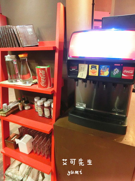 艾可先生漢堡餐廳(勤美店)：【台中食記】學生最愛!平價美式餐廳 免收服務費@艾可先生漢堡餐廳(勤美店)