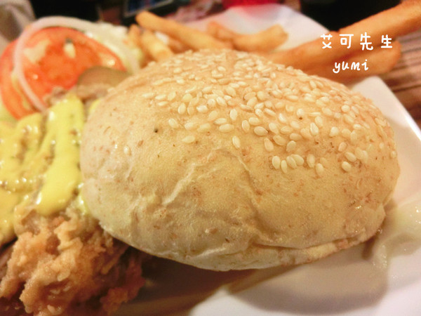 艾可先生漢堡餐廳(勤美店)：【台中食記】學生最愛!平價美式餐廳 免收服務費@艾可先生漢堡餐廳(勤美店)