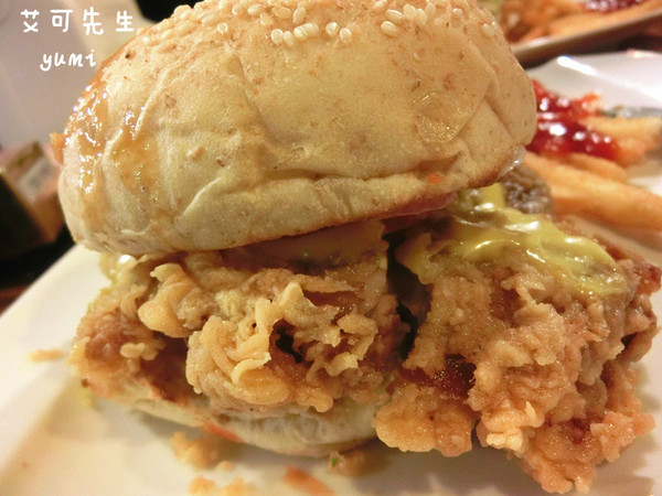 艾可先生漢堡餐廳(勤美店)：【台中食記】學生最愛!平價美式餐廳 免收服務費@艾可先生漢堡餐廳(勤美店)