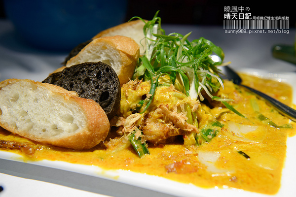 晶湯匙泰式主題餐廳(台北京站店):【晶湯匙京站店】好吃到把湯匙都吞下去的咖哩軟殼蟹