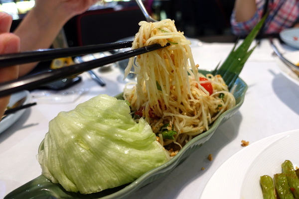 晶湯匙泰式主題餐廳(台北京站店)：(胖樺食記)台北車站京站內道地泰式料理「晶湯匙」，兼顧台灣人口味且氣氛佳服務好，適合多人聚餐