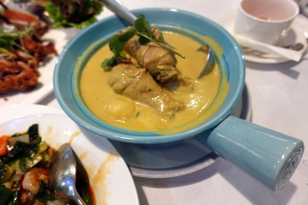 晶湯匙泰式主題餐廳(台北京站店)：(胖樺食記)台北車站京站內道地泰式料理「晶湯匙」，兼顧台灣人口味且氣氛佳服務好，適合多人聚餐