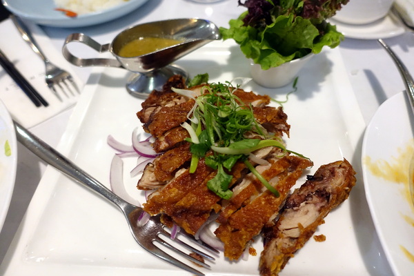 晶湯匙泰式主題餐廳(台北京站店)：(胖樺食記)台北車站京站內道地泰式料理「晶湯匙」，兼顧台灣人口味且氣氛佳服務好，適合多人聚餐