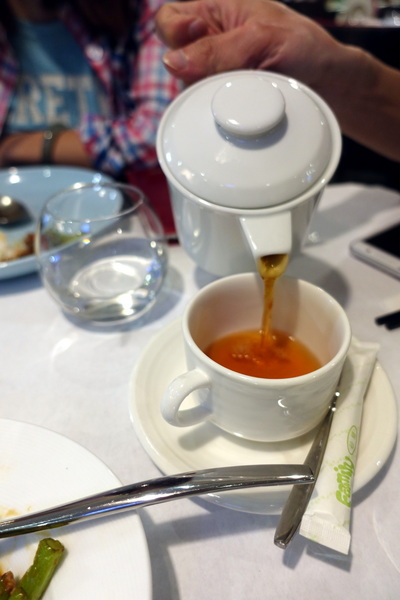 晶湯匙泰式主題餐廳(台北京站店)：(胖樺食記)台北車站京站內道地泰式料理「晶湯匙」，兼顧台灣人口味且氣氛佳服務好，適合多人聚餐