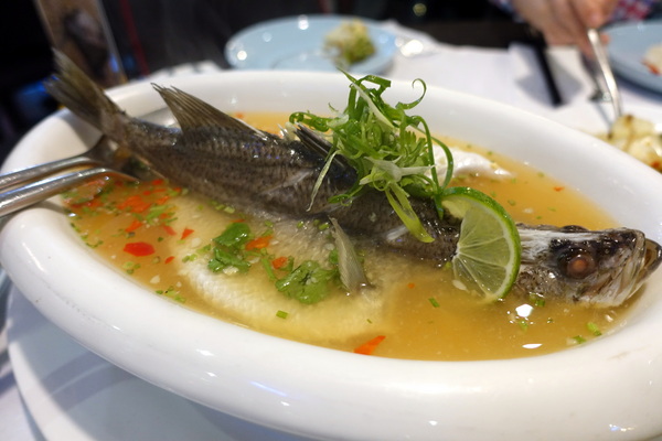 晶湯匙泰式主題餐廳(台北京站店)：(胖樺食記)台北車站京站內道地泰式料理「晶湯匙」，兼顧台灣人口味且氣氛佳服務好，適合多人聚餐