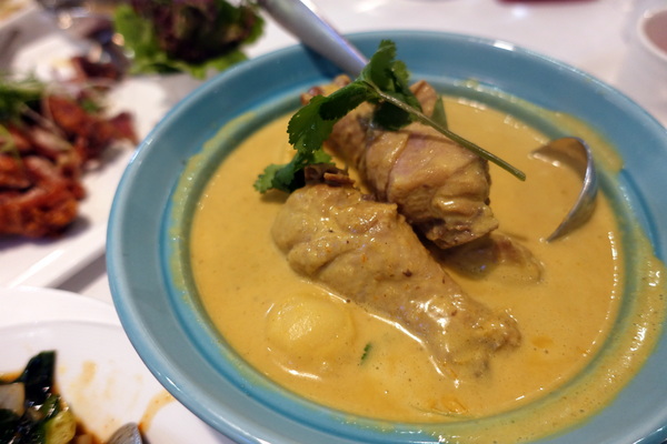 晶湯匙泰式主題餐廳(台北京站店)：(胖樺食記)台北車站京站內道地泰式料理「晶湯匙」，兼顧台灣人口味且氣氛佳服務好，適合多人聚餐