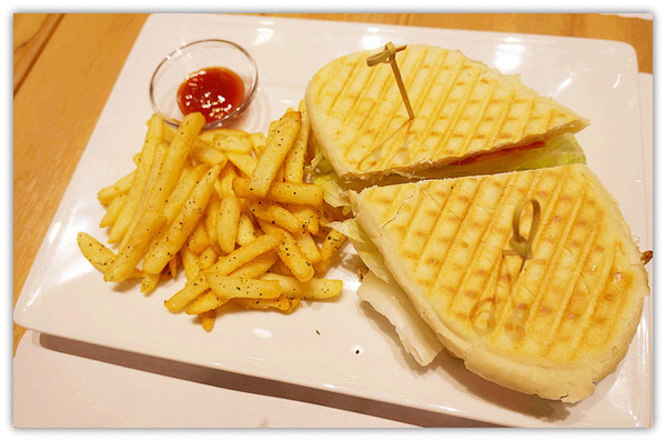 蕾香焙咖啡La Chambre Cafe:南京東路♬下班後偷閒的放鬆小時刻,巷弄裡的精緻地中海美味料理 La Chambre Café 蕾香焙咖啡輕食館