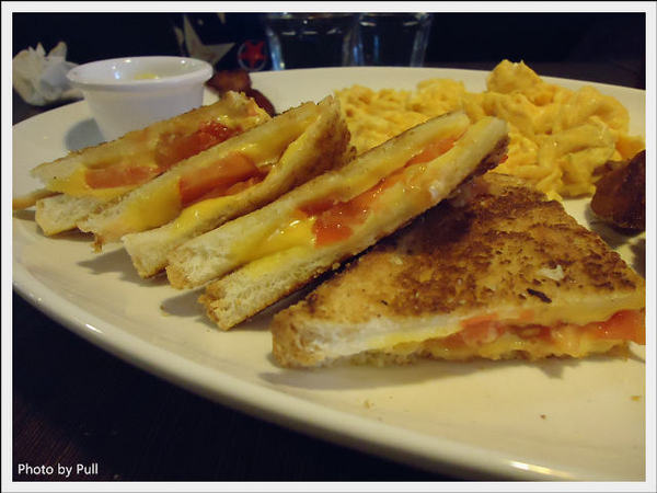 Burger Joint 7分So(朝富店)：【口碑券】拜訪朝富分店啦! Burger Joint 7分So (朝富店)