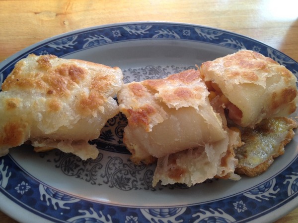 阿婆蛋餅:<中式早餐>阿婆蛋餅-香酥脆卡滋卡滋餅皮,營養均衡的加菜蛋餅