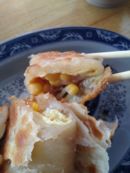 阿婆蛋餅:<中式早餐>阿婆蛋餅-香酥脆卡滋卡滋餅皮,營養均衡的加菜蛋餅