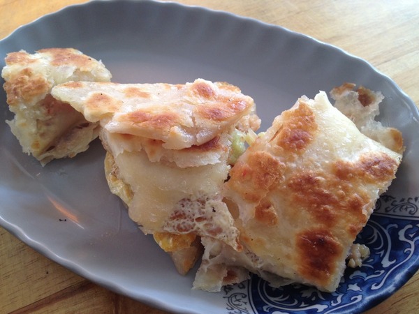 阿婆蛋餅:<中式早餐>阿婆蛋餅-香酥脆卡滋卡滋餅皮,營養均衡的加菜蛋餅